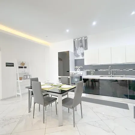 Cianta - With Terrace And Parking - Happy